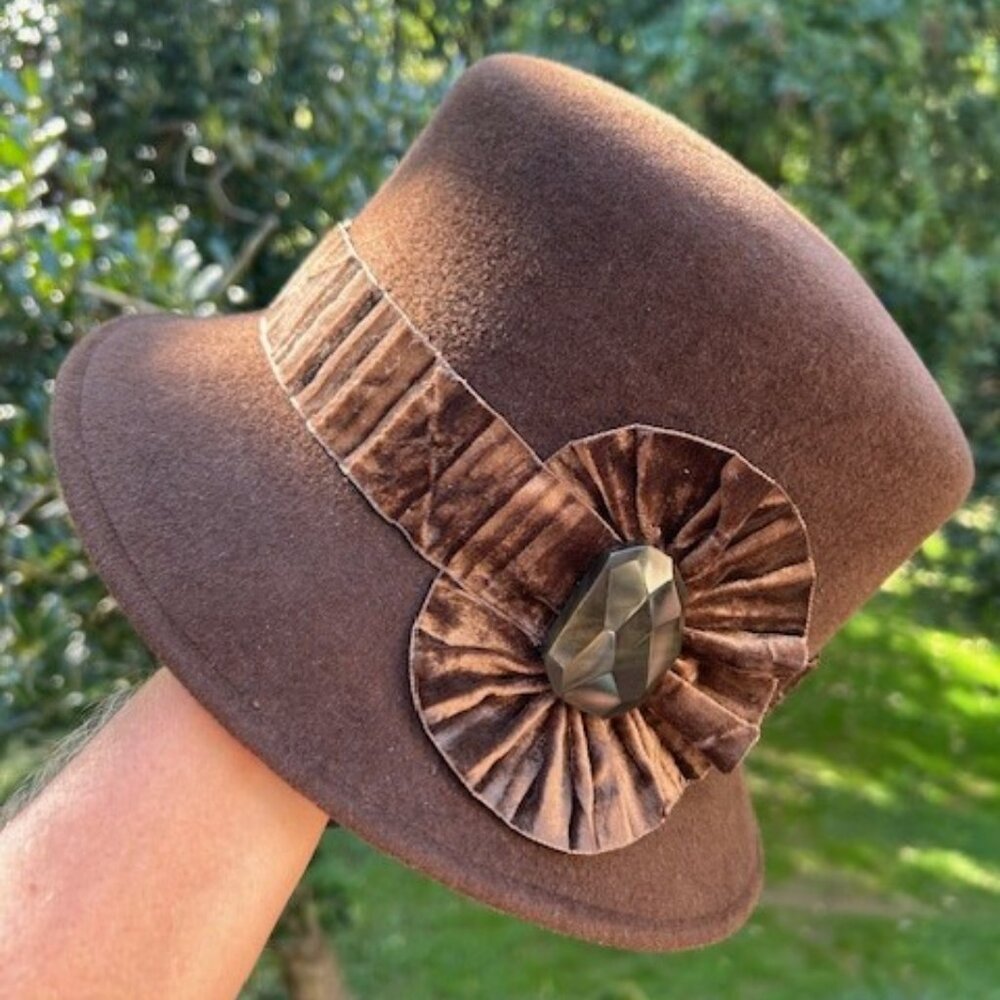 LOUISE GREEN Designer NWT Cloche Brown Wool Felt Velour HAT